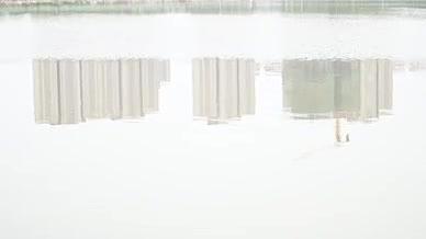 水面上的建筑倒影视频的预览图